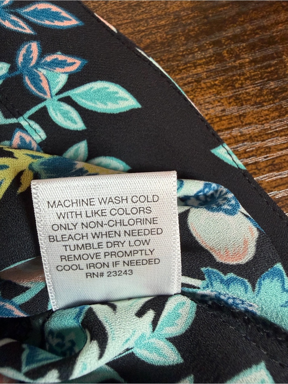 New York & Company Women’s Large Black Floral V-Neck Blouse Short Sleeve - Picture 10 of 11